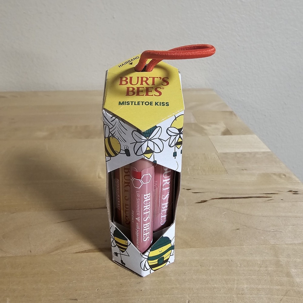 Burts Bees Mistletoe Kiss Lip Balm Gift Set Pink Shades 3 Sticks New with Box